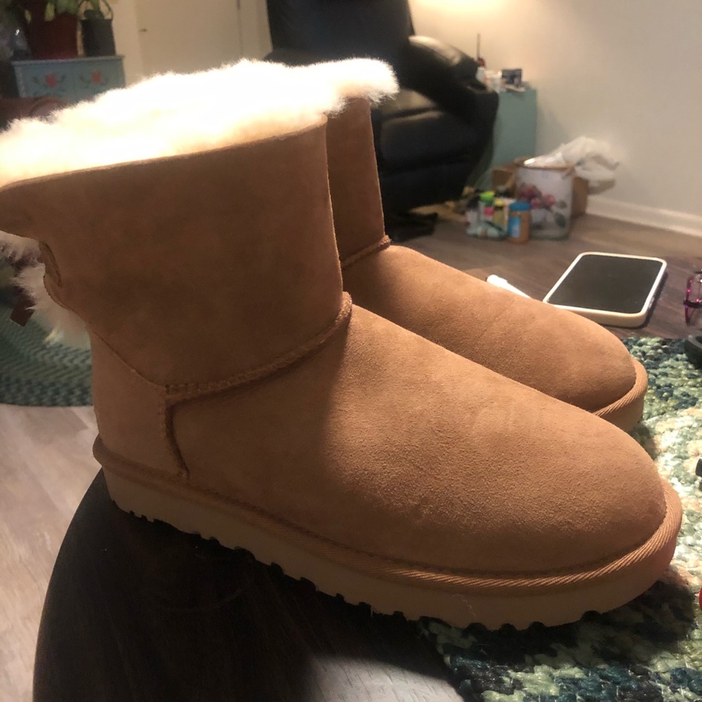 Women’s Mini Bailey Boot UGG Boots Like New Size 8 with bow on back